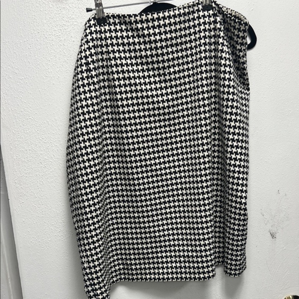 Amanda Smith Black and White Asymmetrical Pencil Skirt